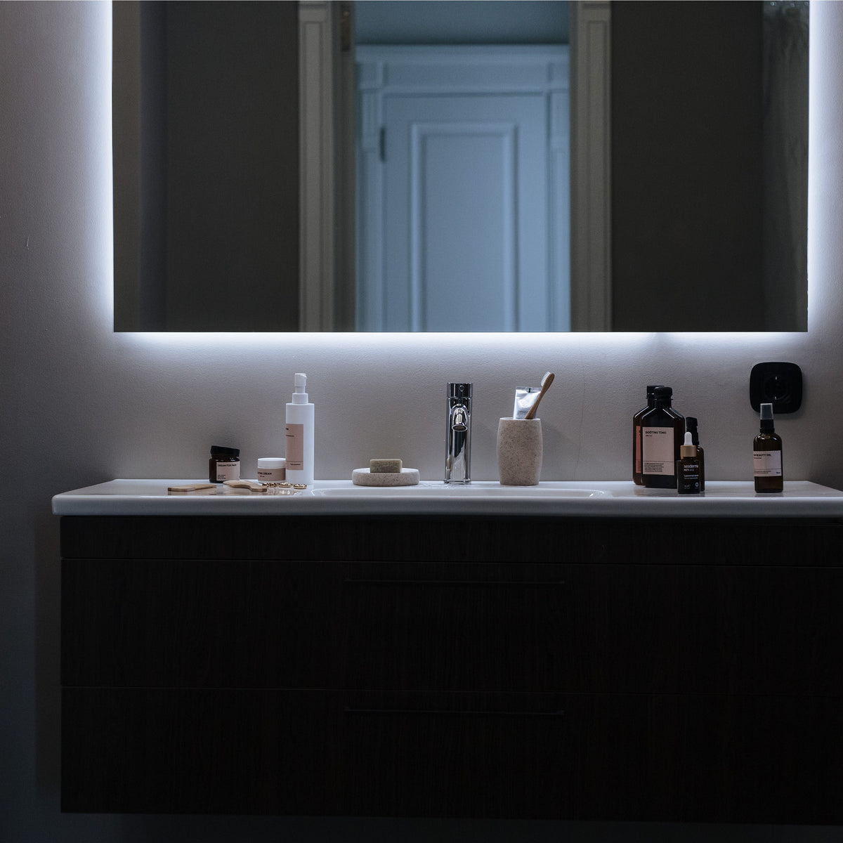 Buying Guide: How To Choose An LED Mirror - Roomhints